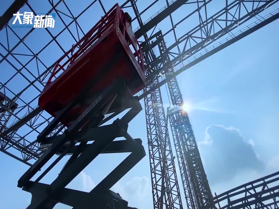 【奔跑吧豫小康】帅呆！郑州南站焊工挑战超惊险高空任务，背后的故事真暖心