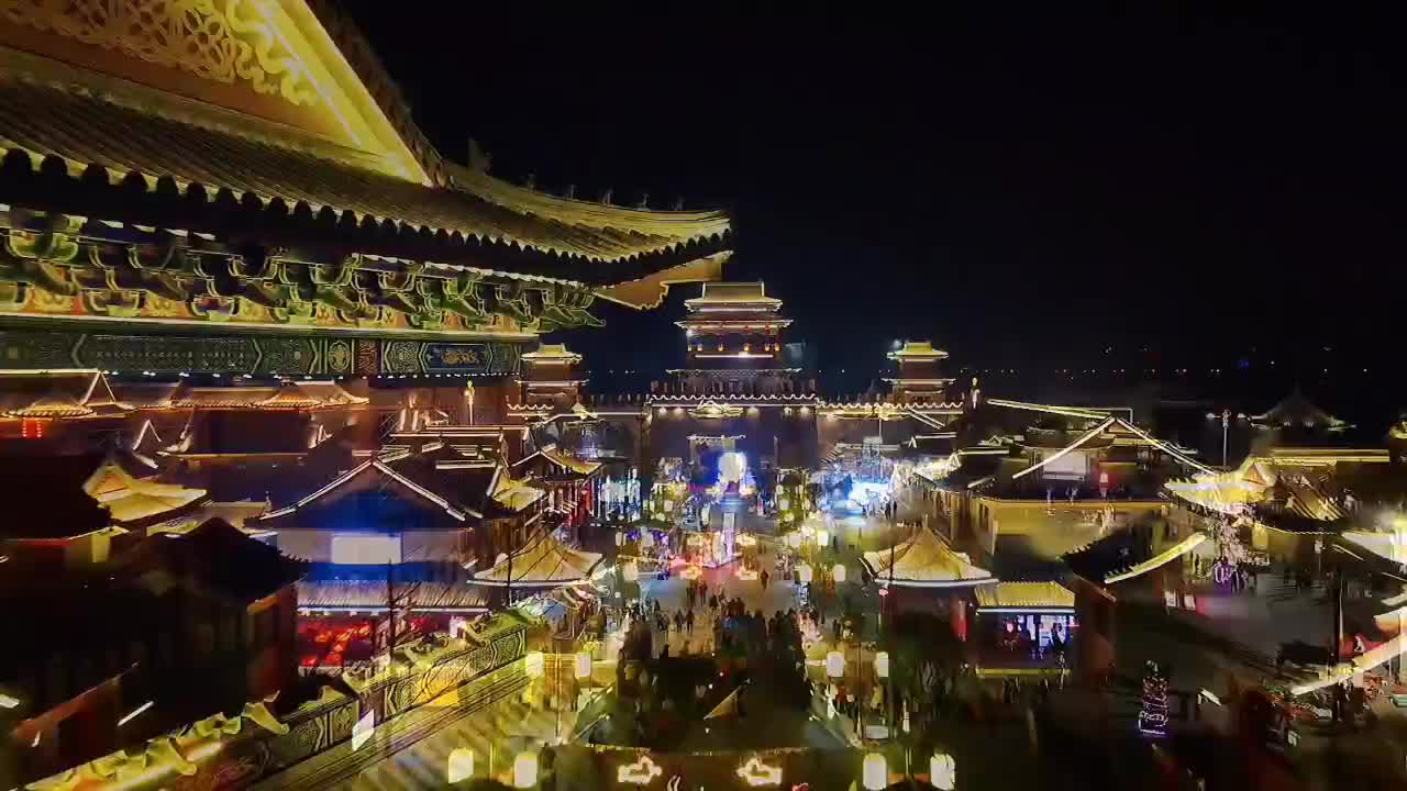 皇家驿站：辉煌碧空耀霓虹