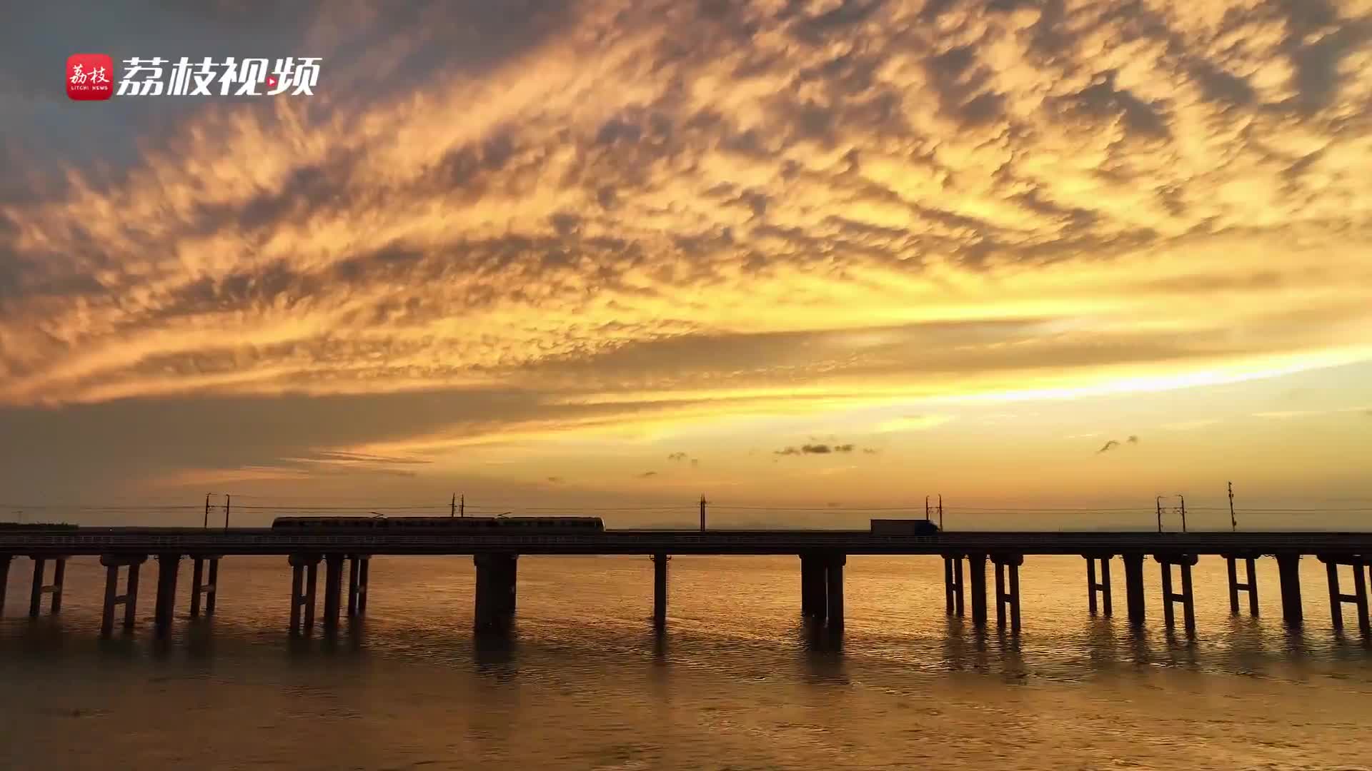 美好又治愈！夕阳下的列车好像开进画中