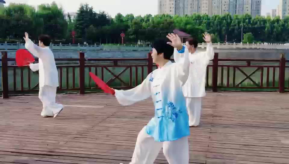泌阳县双龙公园：太极扇引领健身新风潮