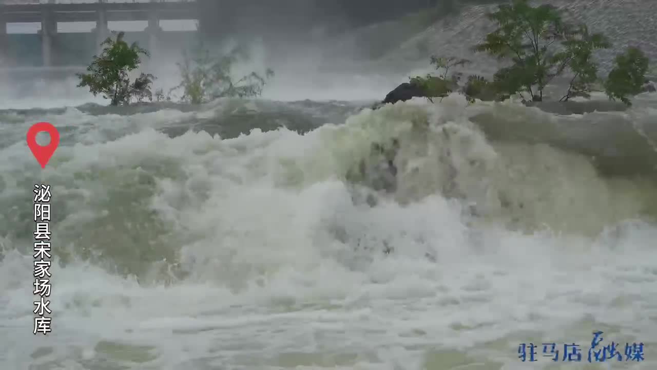 開(kāi)閘泄洪！駐馬店兩水庫(kù)水位上漲至汛線