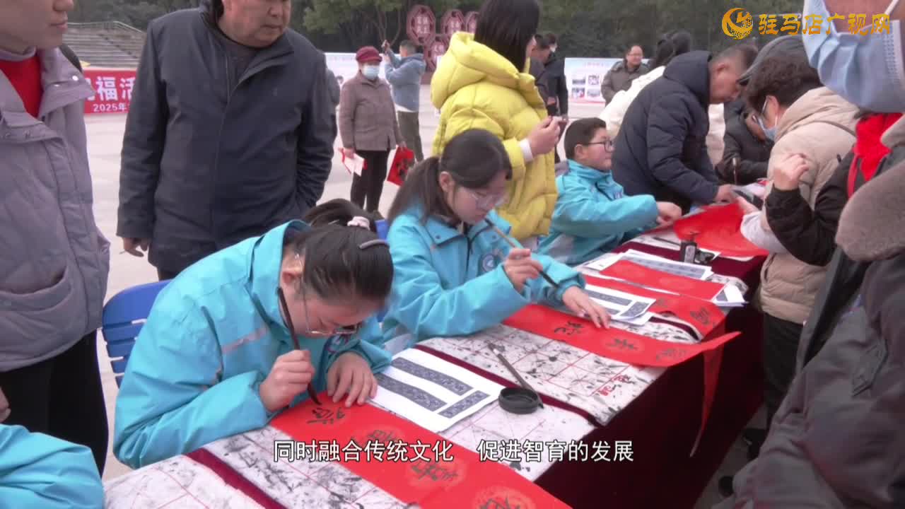 駐馬店市第四中學(xué)開展寫春聯(lián)剪窗花送祝福活動