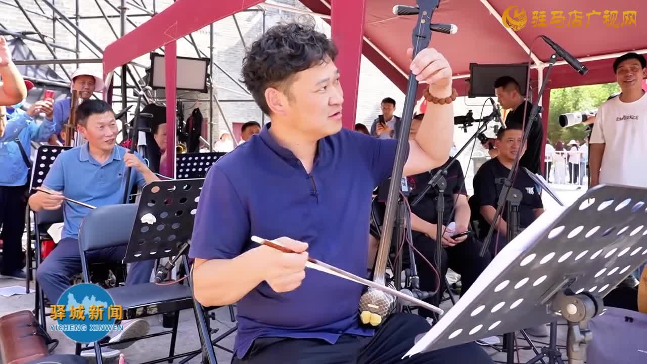 《梨园春》“俺村最有戏”走进皇家驿站