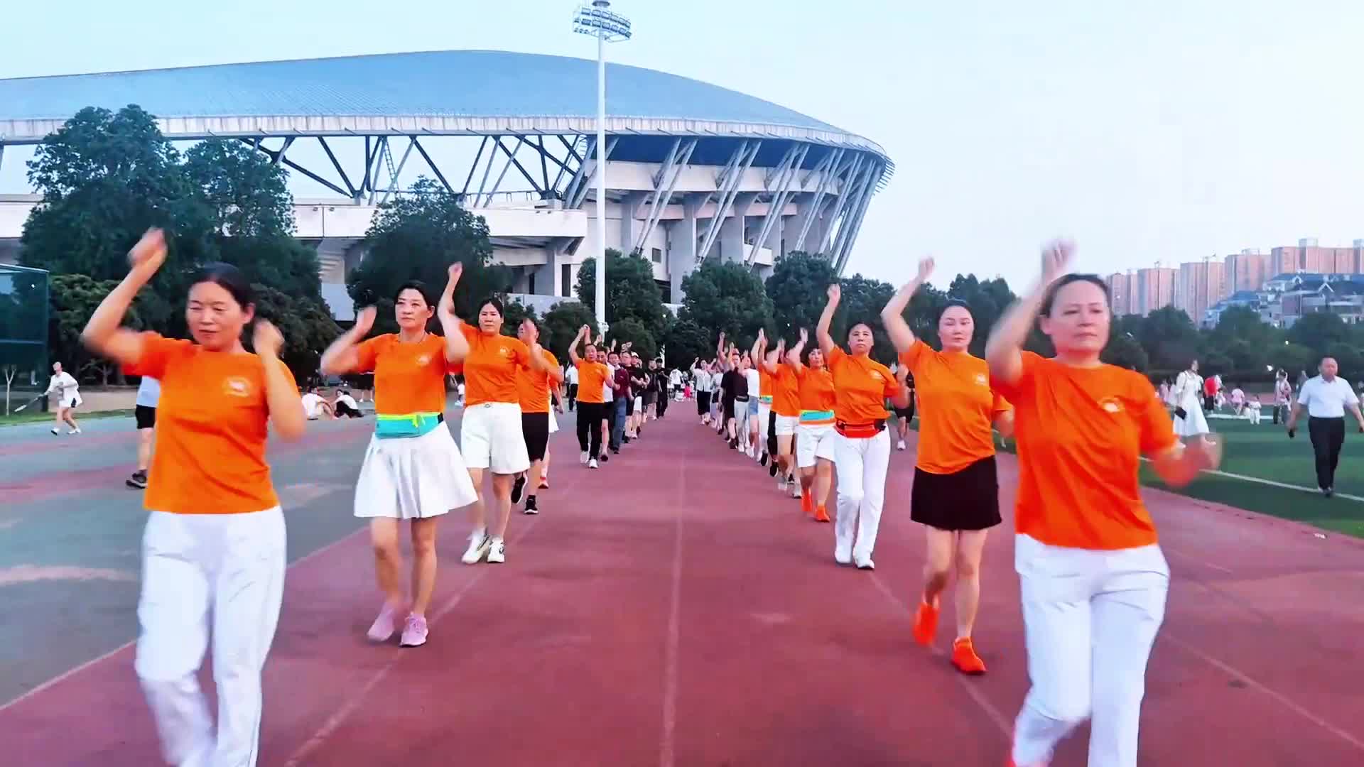 百人健步燃动夏夜