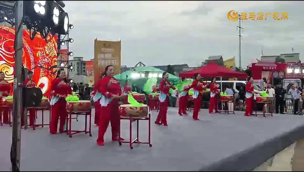 駐馬店市盤鼓舞專委會(huì)《歡喜大秧歌》開場擂響2025第十一屆黃河戲劇節(jié)暨“新錦程集團(tuán)?黃河有戲?天中Hi集”大舞臺(tái)