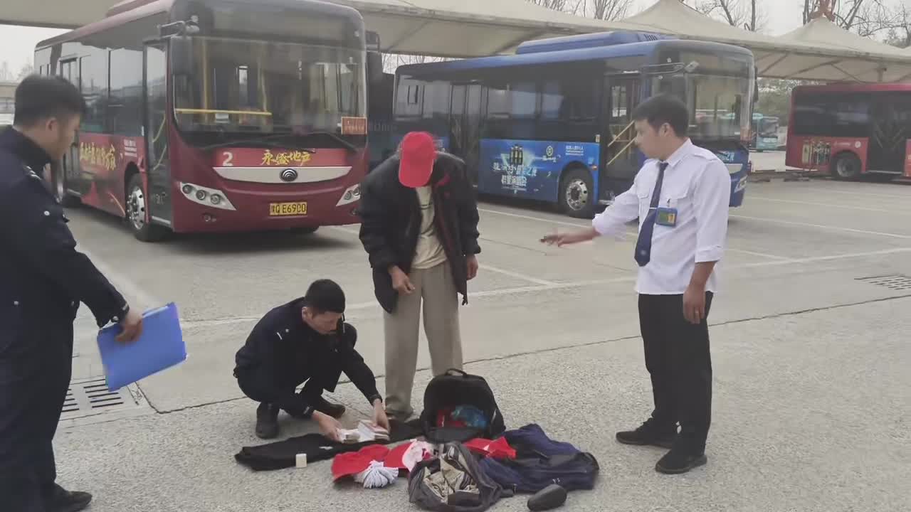 平輿公交司機(jī)拾金不昧 九萬元血汗錢完璧歸趙