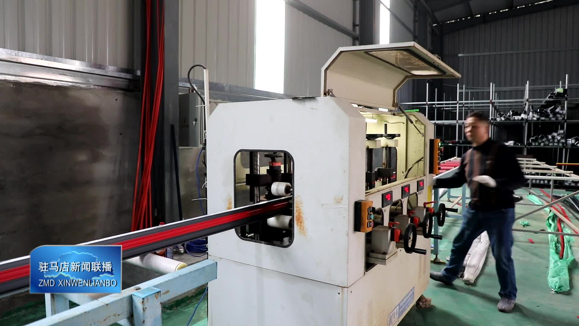 泌阳县羊册镇陶庄村：门窗制造厂实现村民家门口就业增收