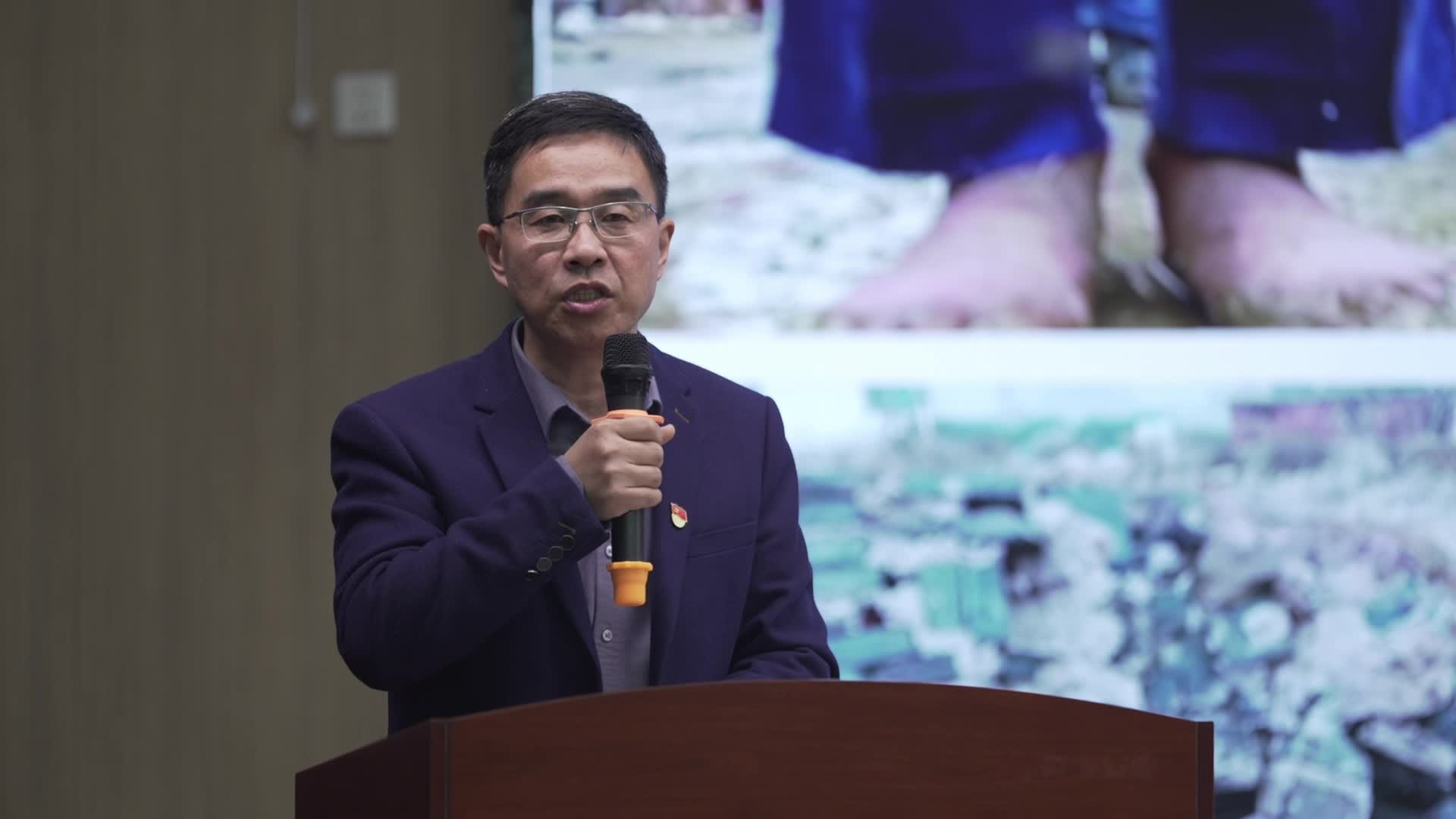 驻马店市“弘扬践行教育家精神”优秀教师巡回报会——驿城区胡庙乡臧集小学教师：耿峰