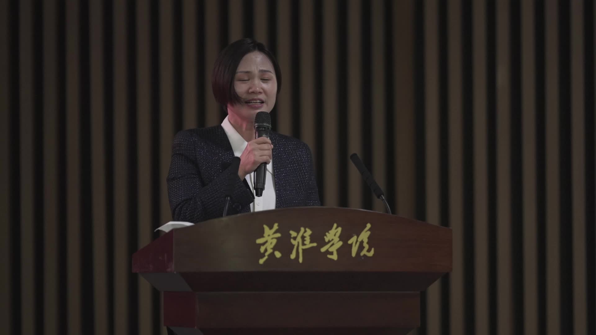 駐馬店市“弘揚(yáng)踐行教育家精神”優(yōu)秀教師巡回報(bào)告會(huì)—駐馬店第二實(shí)驗(yàn)小學(xué)教師：張鴻雁