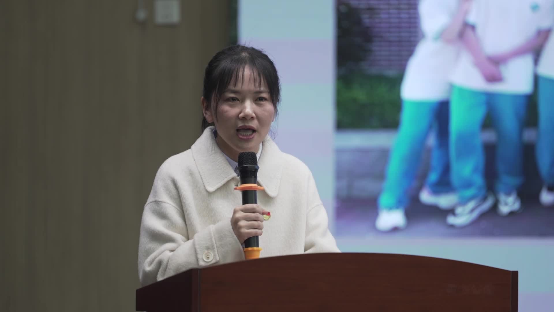 駐馬店市“弘揚(yáng)踐行教育家精神”優(yōu)秀教師巡回報(bào)告會(huì)——駐馬店市第四中學(xué)教師：從陽(yáng)