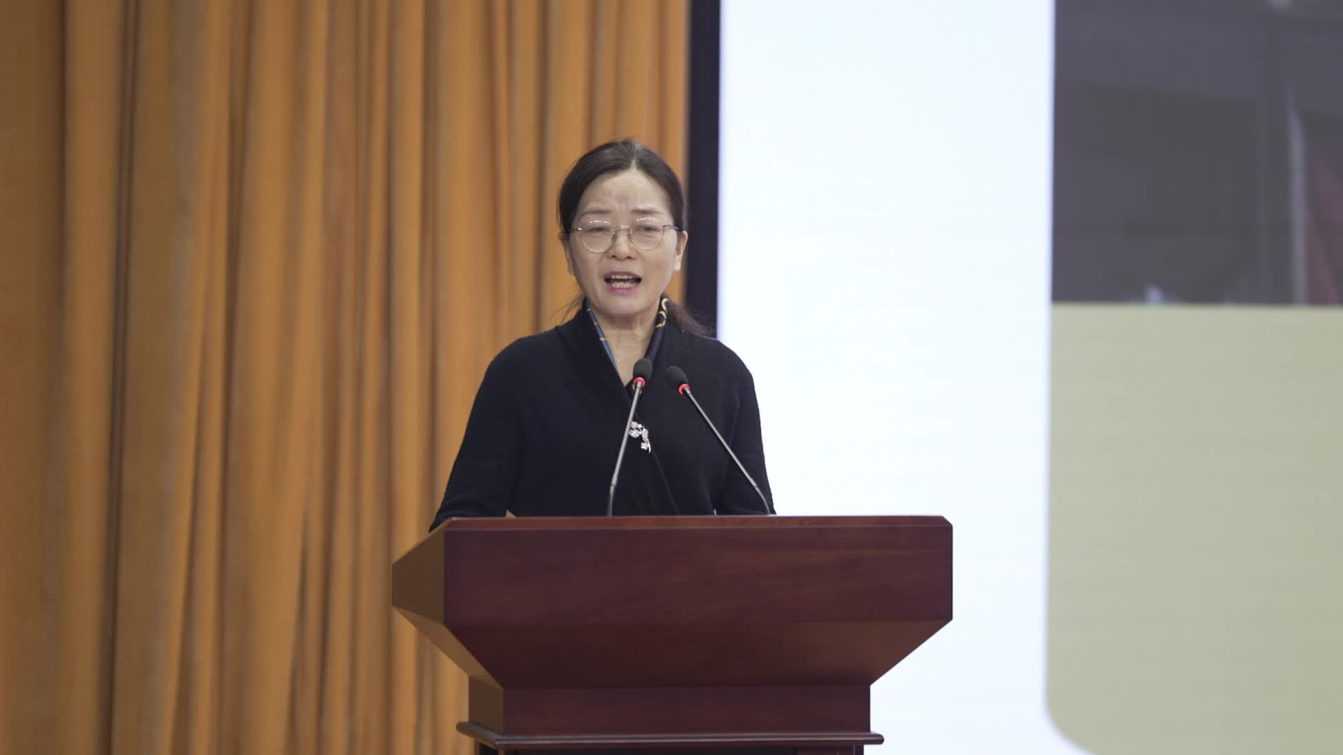 驻马店市“弘扬践行教育家精神”优秀教师巡回报告会—泌阳县中等职业技术学校教师：吴宗欣