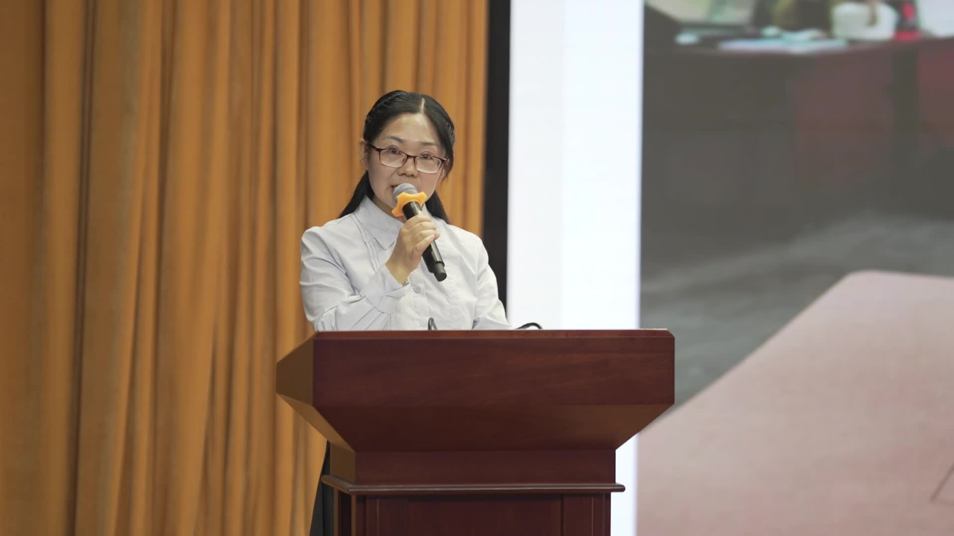 驻马店市“弘扬践行教育家精神”优秀教师巡回报告会—汝南县第三初级中学教师：罗新丽