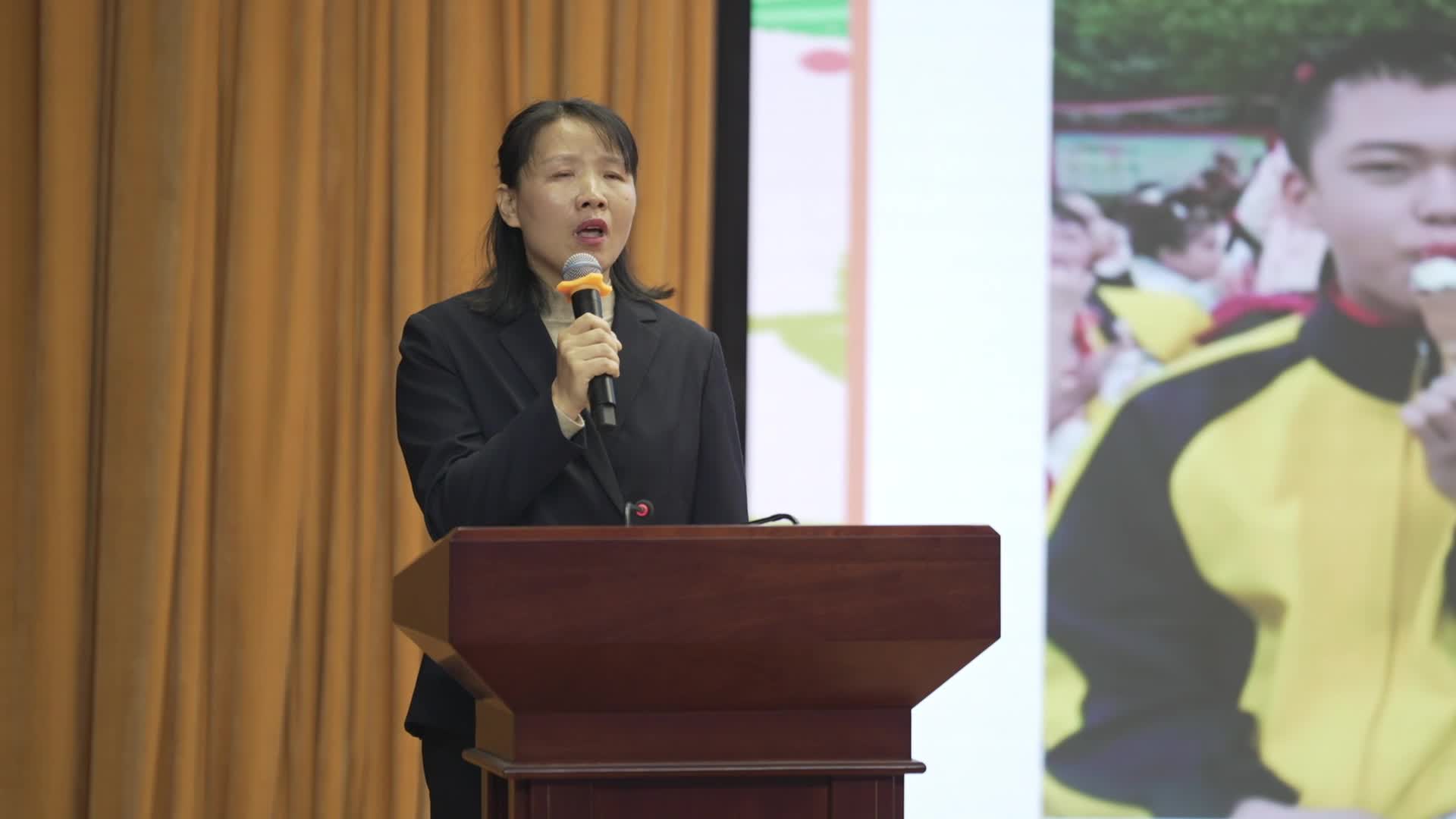 驻马店市“弘扬践行教育家精神”优秀教师巡回报告会—驻马店市第二十三小学教师：刘朝会