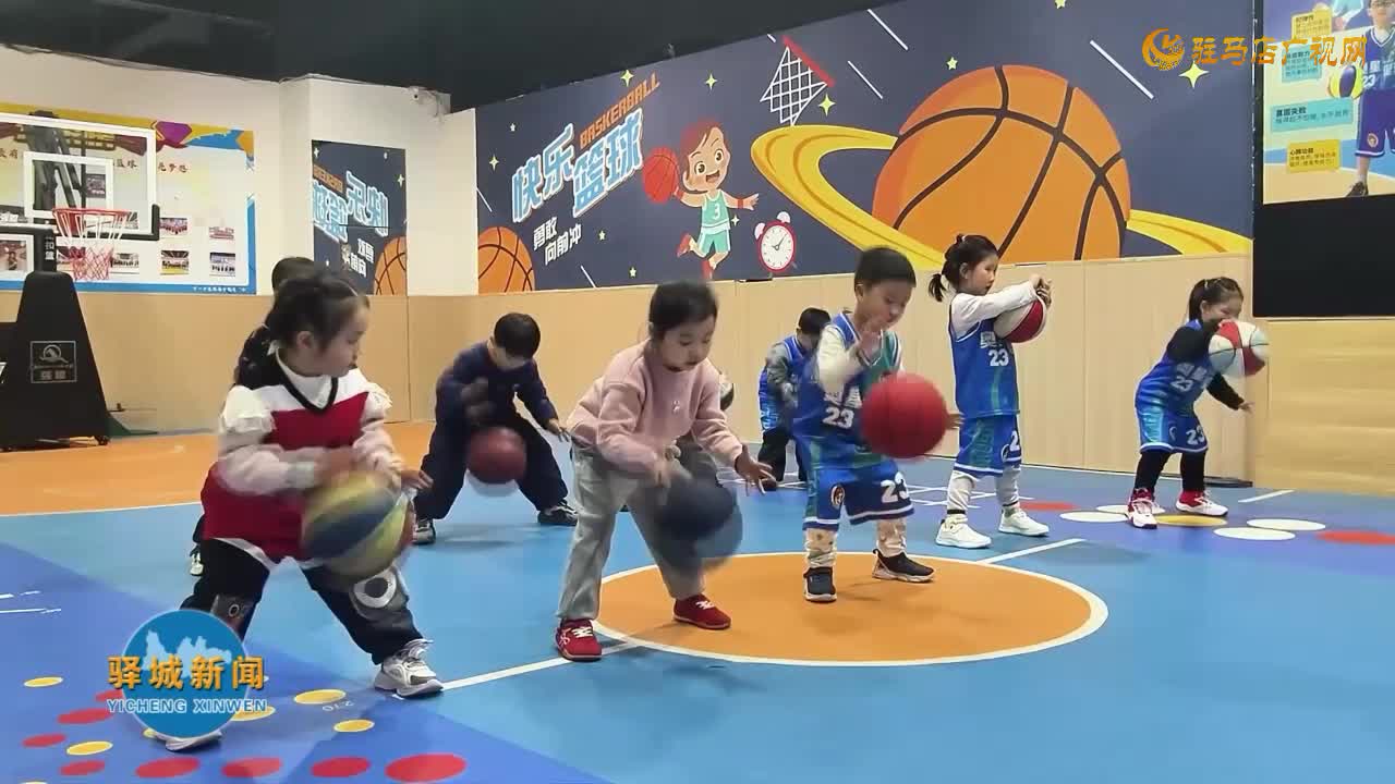 冬日室内篮球热  儿童运动热情高