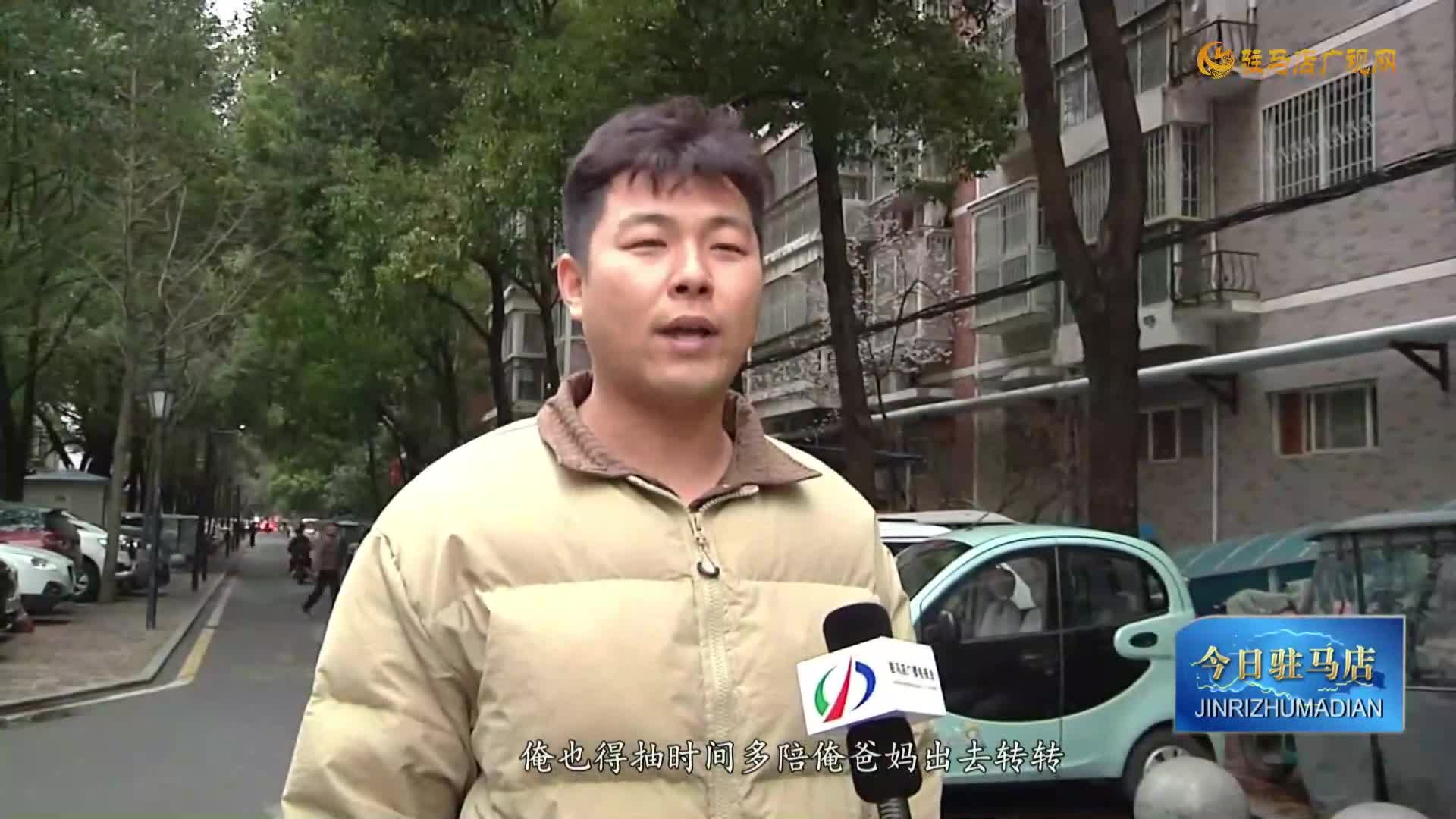 孝心儿子推瘫痪母亲游百城