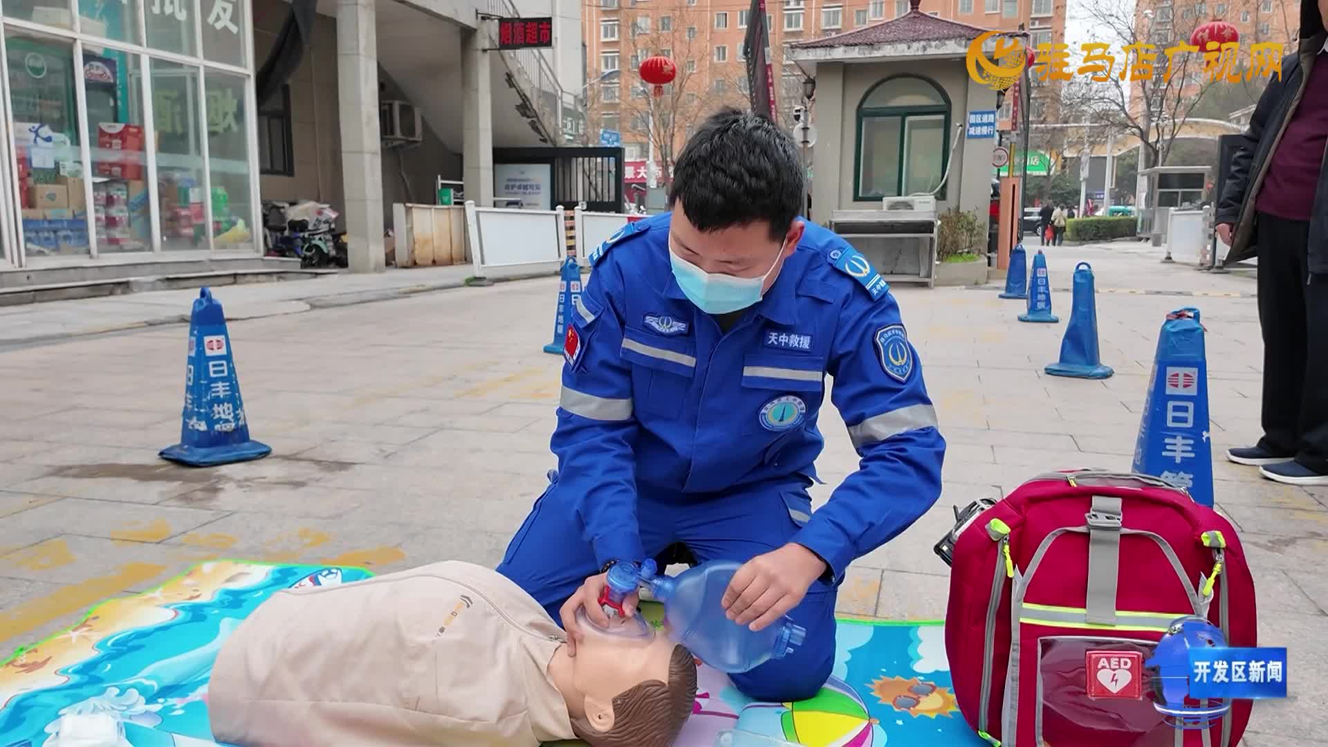 雷锋精神进社区暖心服务到家门