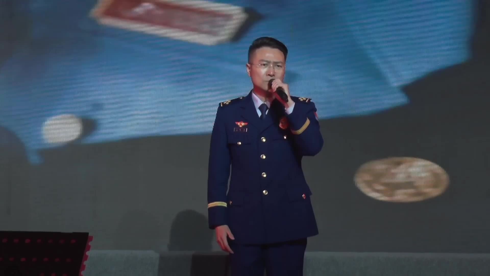 《你从烟尘里走来》