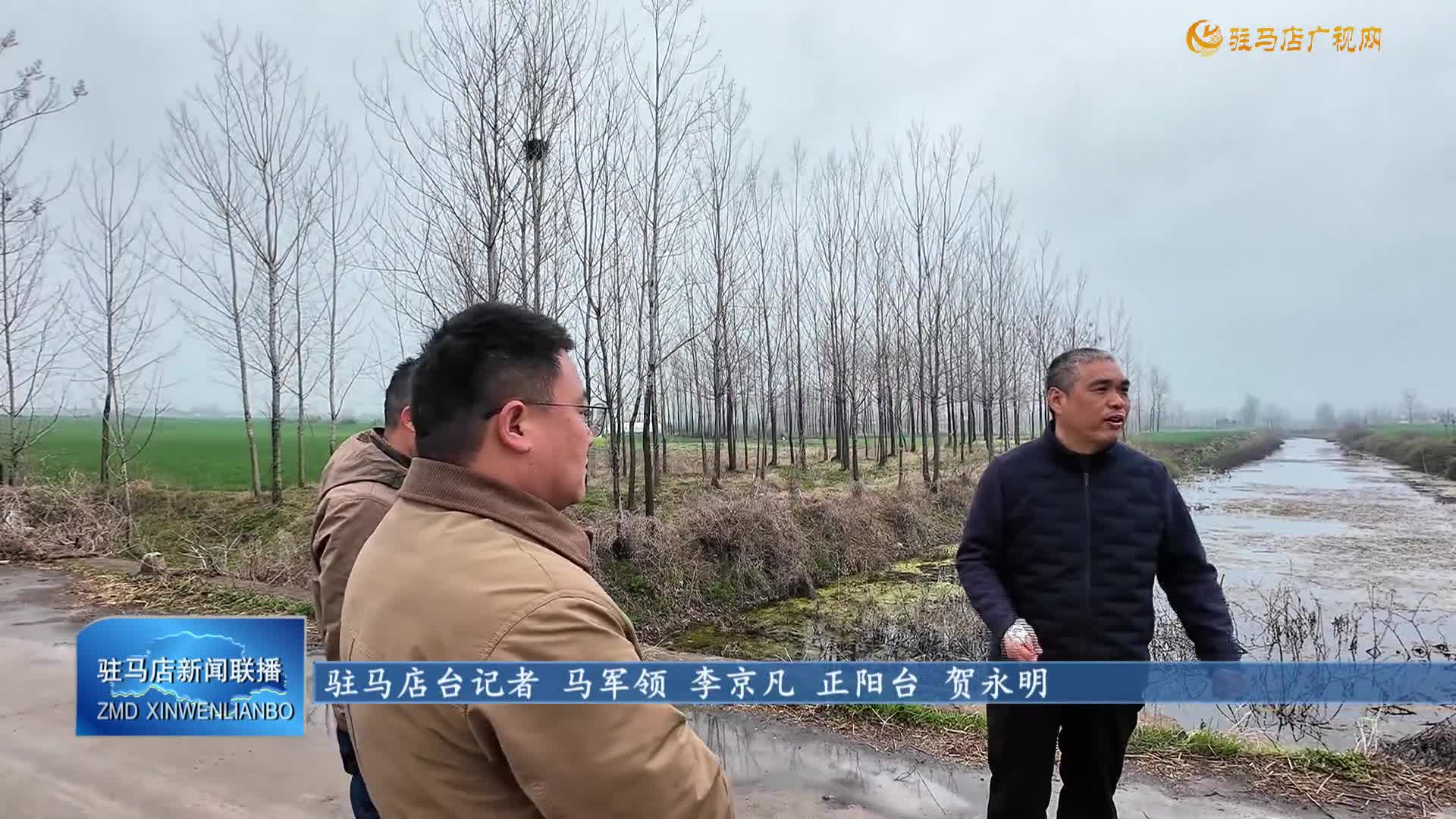 【学雷锋见行动】轿车失控坠河 干群齐心救援