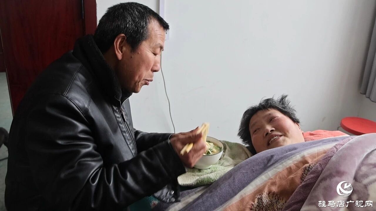 姜彬：十六载相守不离 陪伴守护瘫痪妻子