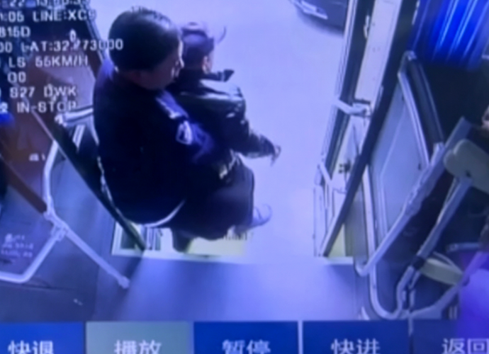 暖心善举暖人心!新蔡公交司机两次抱扶拄拐老人获点赞