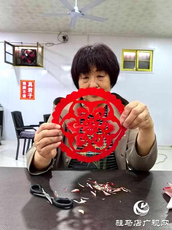 平舆退休教师刘运连：巧手剪纸传非遗 匠心筑梦绽芳华