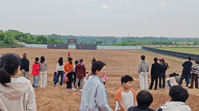 五一假期人气爆棚！盘古山马术俱乐部游人如织 《三英战吕布》实景演出震撼全场