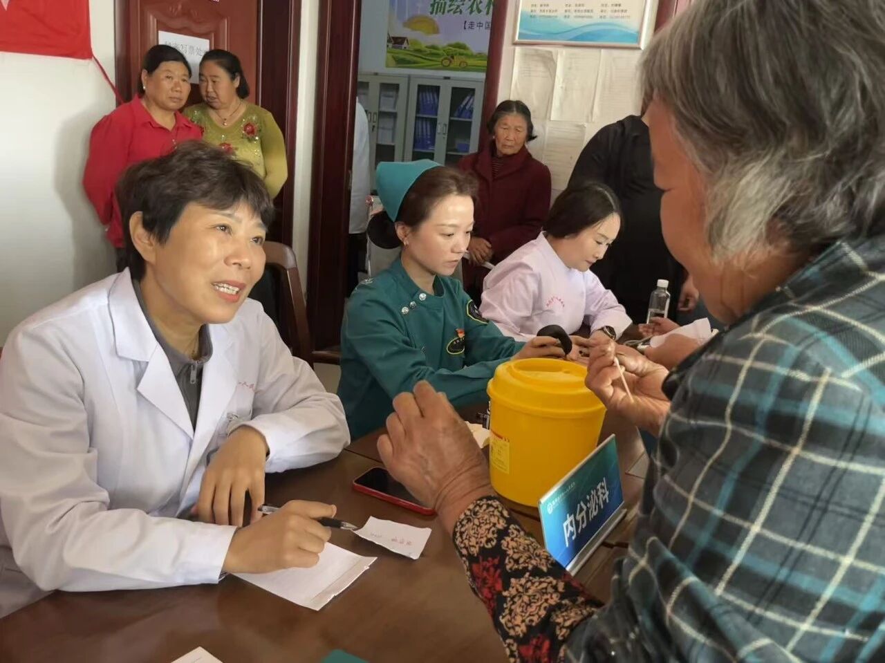 送医送药到乡村，便民服务零距离
