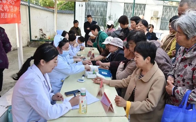 确山县人民医院：义诊服务送温情 健康关怀暖桑榆