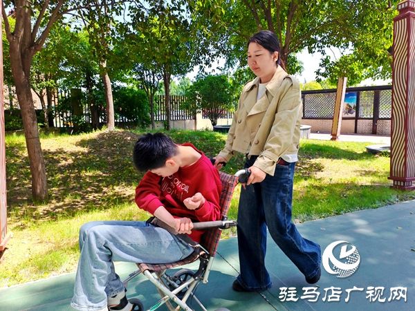 平舆县平凡而伟大的母亲张小影十七年坚守用母爱照亮女儿残缺生命