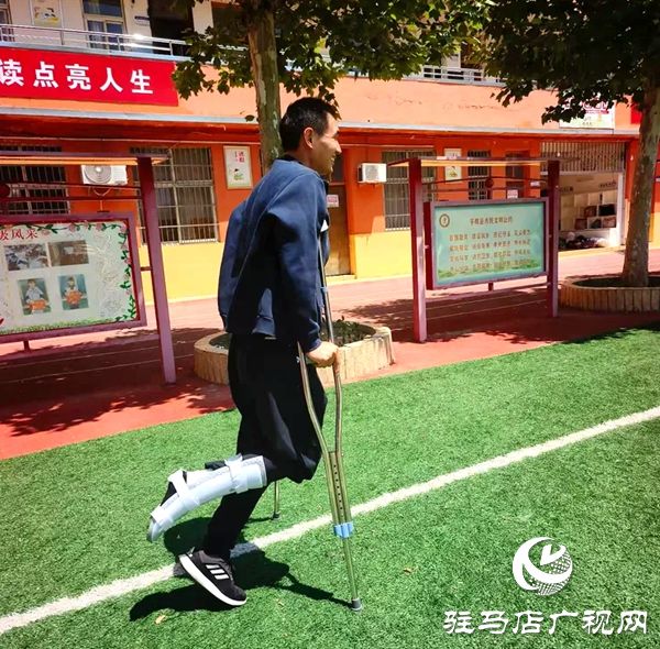 跟腱断裂不言休 坚守岗位践初心&mdash;&mdash;记平舆一中平和校区副校长孔令斌带伤坚守一线