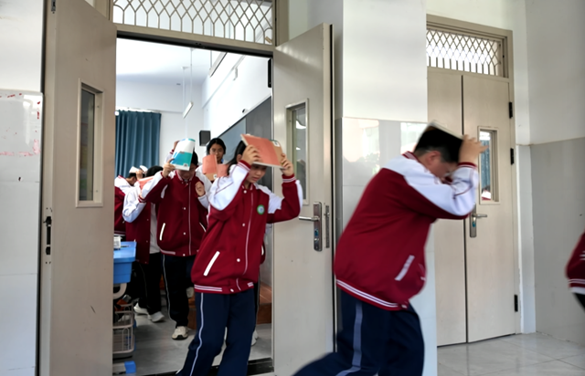 驻马店市第二初级中学文渊校区举行地震应急演练