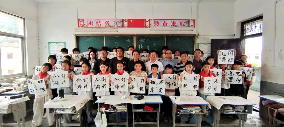 驻马店市文联、市青年书协走进巩庄小学开展&ldquo;书法进校园&rdquo;活动