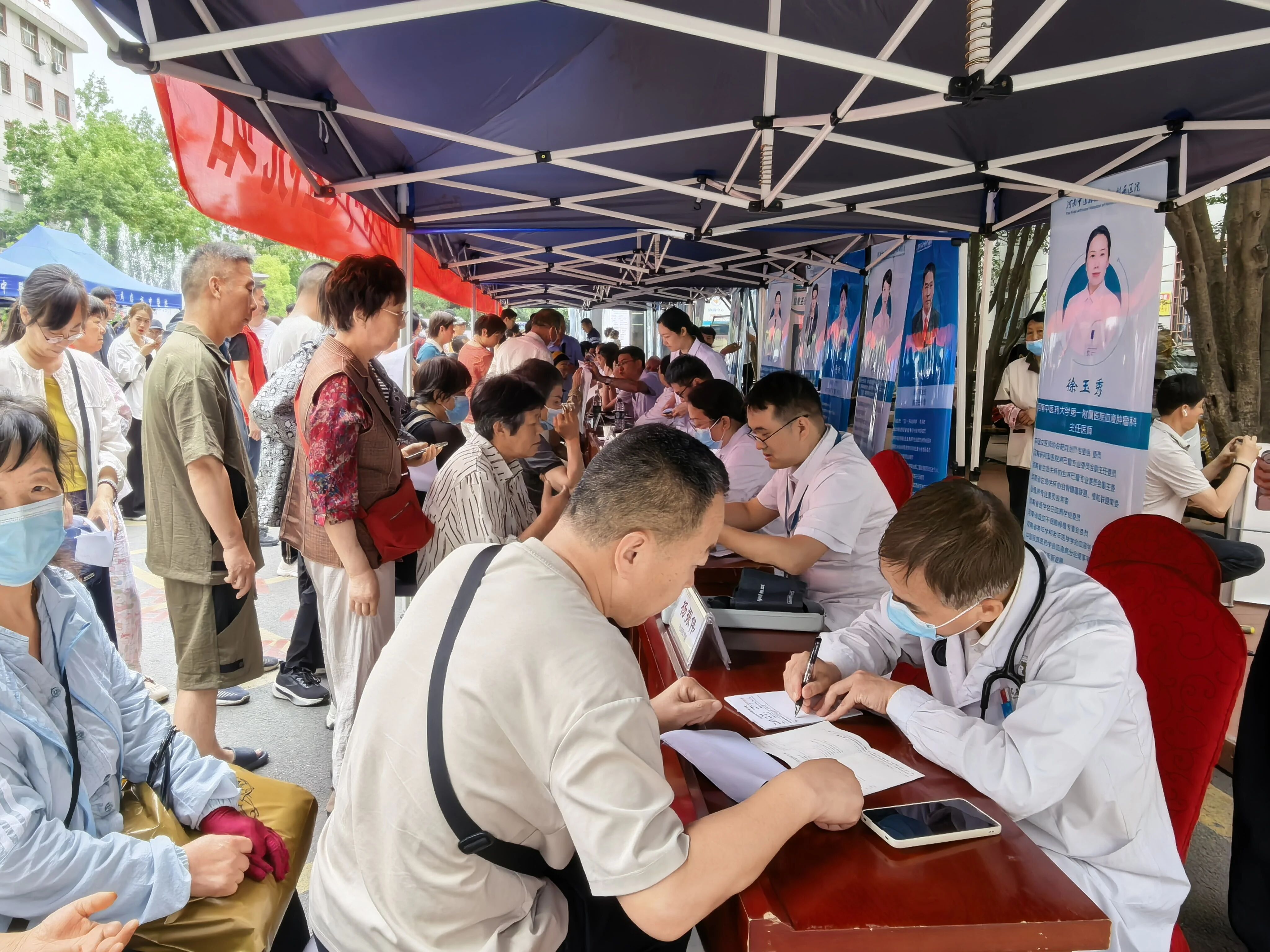&ldquo;桑梓情&rdquo;暖天中&mdash;&mdash;河南中医药大学第一附属医院专家团走进驻马店市中医院送健康