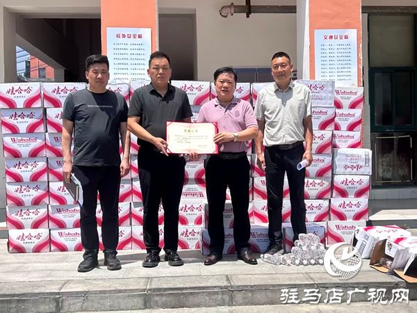 爱心送物资 温情伴高考&mdash;&mdash;平舆县政协委员许留根捐赠爱心物资为考生加油鼓劲