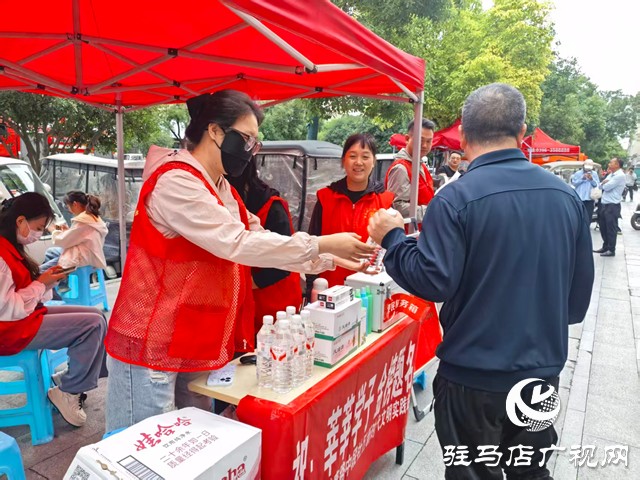 &ldquo;红马甲&rdquo;护航高考!驿城区这个社区把志愿服务站搬到了考点外