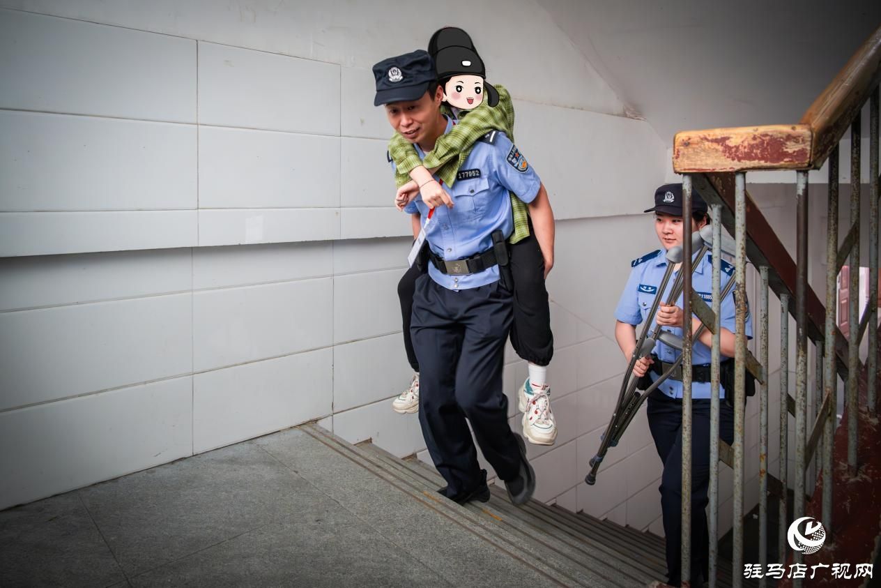背起考生奔考场 火速办好临时证明！驻马店民警全力护航高考