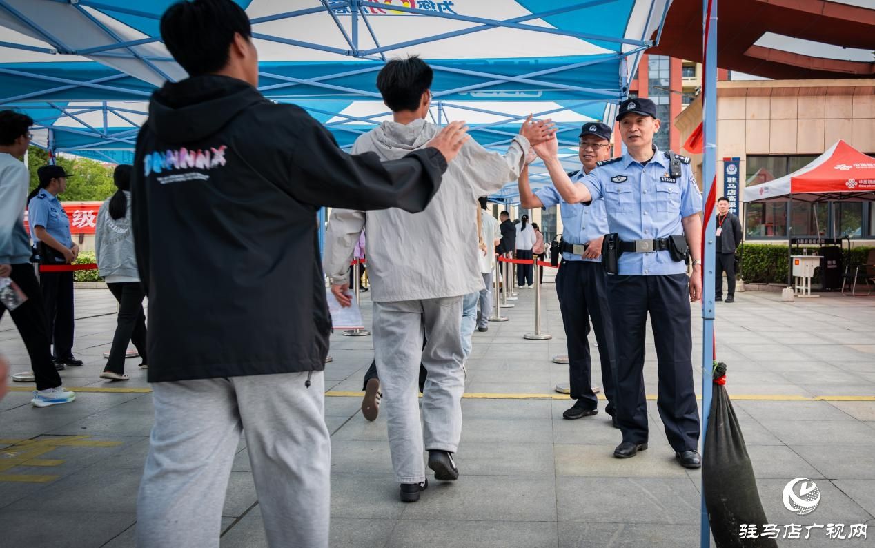 驻马店：近6.7万学子从容赴考 全城温情护航
